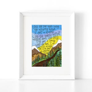 Puede incluir: Una pintura de acuarela de un camino sinuoso a través de un bosque con montañas en el fondo. La pintura incluye una cita manuscrita: "Como los pinos que bordean el camino sinuoso. Tengo un nombre. Como el viento NORTE que silba en el CIELO. Tengo una canción. COMO el BOL yo y siempre estaré. Tengo un sueño."