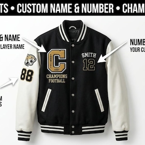 Pode incluir: Casaco universitário preto e branco com detalhes dourados. Apresenta um logótipo "C" dourado no peito, o nome do jogador "SMITH" e o número "12". Inclui um logótipo na manga com o número "88". O texto na parte superior diz "TEAM JACKETS • CUSTOM NAME & NUMBER • CHAMPIONS STYLE".