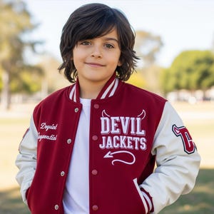 Individuelle Varsity Jacke Letterman Baseball Bomber, Schulteam Jacke mit personalisierten Maschinen - Flache Stickerei Patches und individuellem Team Name