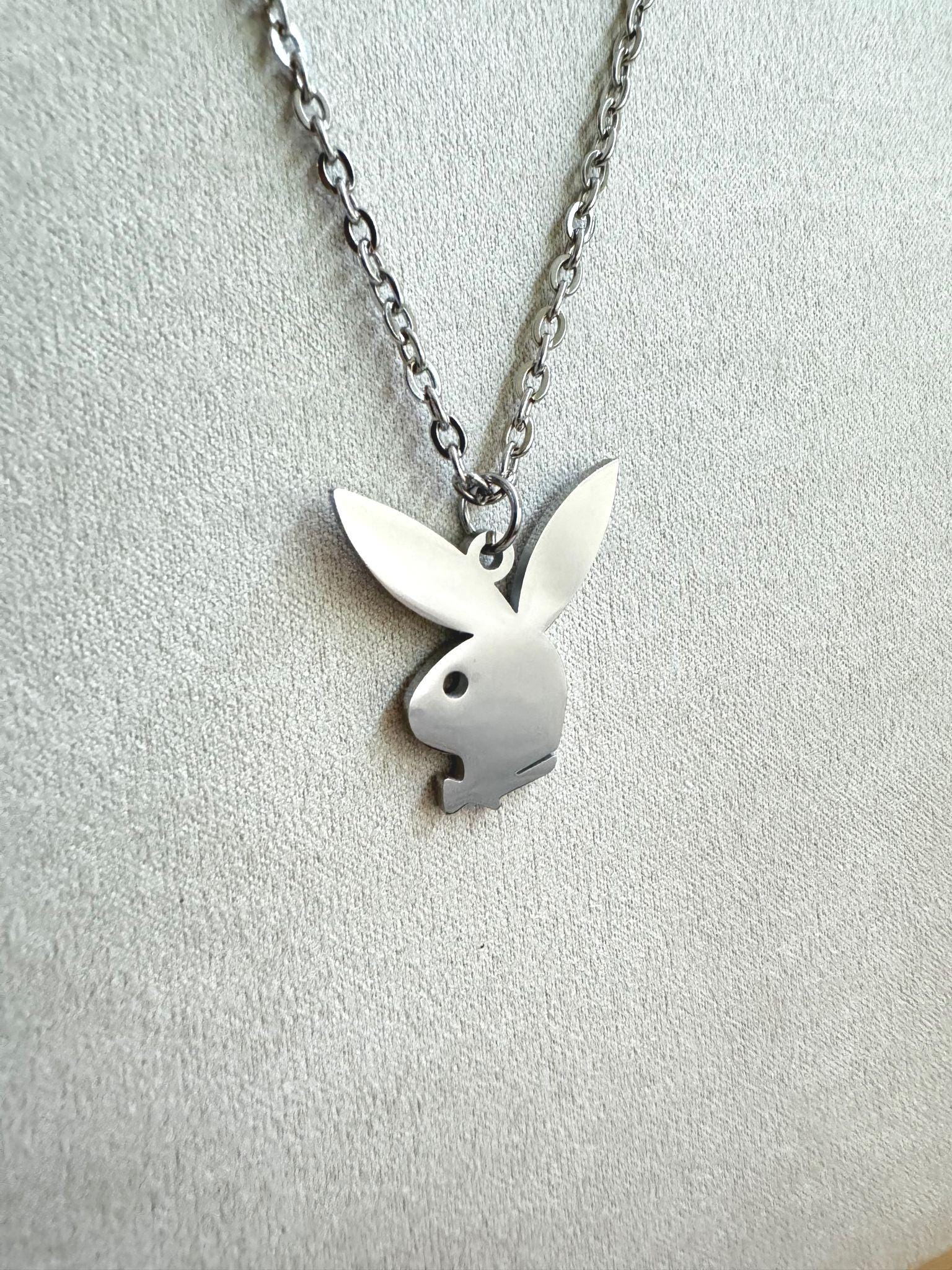 Collier Playboy Pendentif Lapin Strass – Acier Doré Inoxydable – Occasion