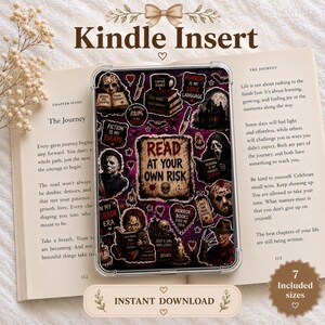 Puede incluir: Un inserto rectangular para Kindle con un fondo morado oscuro y negro que presenta varias ilustraciones de terror, incluyendo calaveras, cuchillos y personajes icónicos. El texto central dice: "READ AT YOUR OWN RISK".