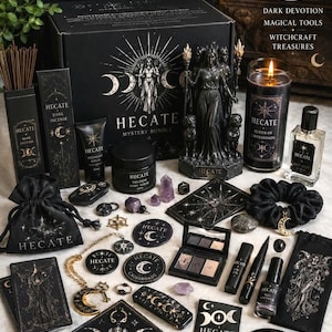 Peut inclure: Un coffret mystère Hecate comprenant une grande boîte noire, une statue d'Hécate, une bougie noire étiquetée Queen of Crossroads, de l'encens, un flacon de parfum, un sac à cordon noir, des cristaux, une palette de maquillage, du vernis et un peigne.