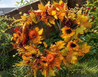 Ghirlanda autunnale di girasoli e zucche: decorazione per la porta d'ingresso a tema autunnale (40 cm)