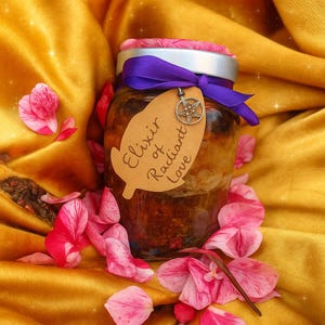 Elixir of Radiant Love – zelfliefde en beschermende lichaamsolie met rozenblaadjes, wilg en kristallen 600 ml met handgeschreven rituele scroll