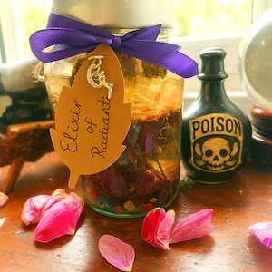 Elixir of Radiant Love – olie voor zelfliefde en bescherming met rozenblaadjes, wilg, kristallen 600 ml rituele scroll handgeschreven en spreukpotten