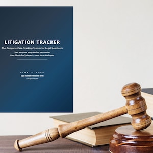 Puede incluir: Un mazo de madera y su base están junto a libros. Un póster azul en el fondo dice "Litigation Tracker", que describe un sistema de seguimiento de casos para asistentes legales. También se ve una balanza.