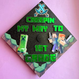 Adorno para birrete de graduación con diseño de videojuego de bloques SVG. Avanzando sigilosamente hasta el primer grado. Adorno para birrete de graduación con diseño de videojuego de bloques SVG.