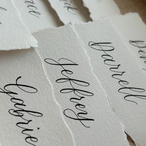 Cartões de lugar com caligrafia manuscrita | Cartões de lugar planos com bordas rasgadas | Casamentos, chás de bebê, eventos especiais