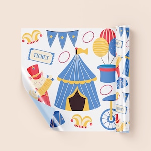 Pode incluir: Um rolo de papel de embrulho branco com um padrão repetitivo de tema circense. O design inclui uma tenda de circo com riscas azuis, um gato com um chapéu vermelho, um bilhete azul com o texto TICKET, balões amarelos, bandeirolas e um monociclo.