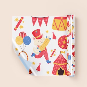 Pode incluir: Papel de embrulho com um padrão de circo repetitivo sobre um fundo branco. O design inclui um gato branco com uniforme vermelho a tocar acordeão, tendas de circo vermelhas e amarelas, balões coloridos, chapéus de festa e estrelas.