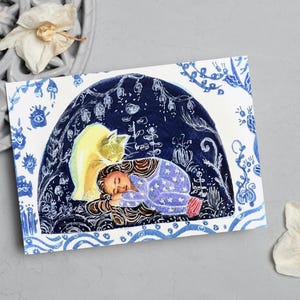 Cartolina con bambina addormentata e gatto – Illustrazione disegnata a mano di una notte da sogno – Biglietto stampabile originale come regalo o decorazione per la cameretta dei bambini