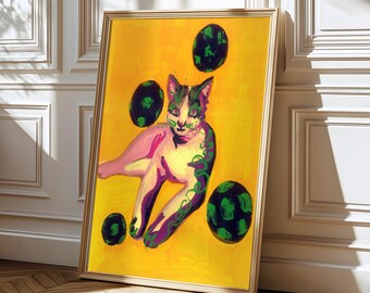 Könnte beinhalten: Gerahmter Kunstdruck mit einer stilisierten Katzenillustration. Die Katze ist in Rosa, Lila, Grün und Weiß auf gelbem Hintergrund dargestellt. Das Kunstwerk enthält mehrere dunkelgrüne Kugeln mit einem strukturierten Muster.