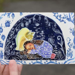 Cartolina con bambina addormentata e gatto – Illustrazione disegnata a mano di una notte da sogno – Biglietto stampabile originale come regalo o decorazione per la cameretta dei bambini