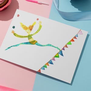 Wunderliche Zirkus Mädchen Postkarte - Handgezeichnete druckbare Kunst – Bunte Jongleur Illustration für Kinder, Kinderzimmer oder Spielzimmer Dekor
