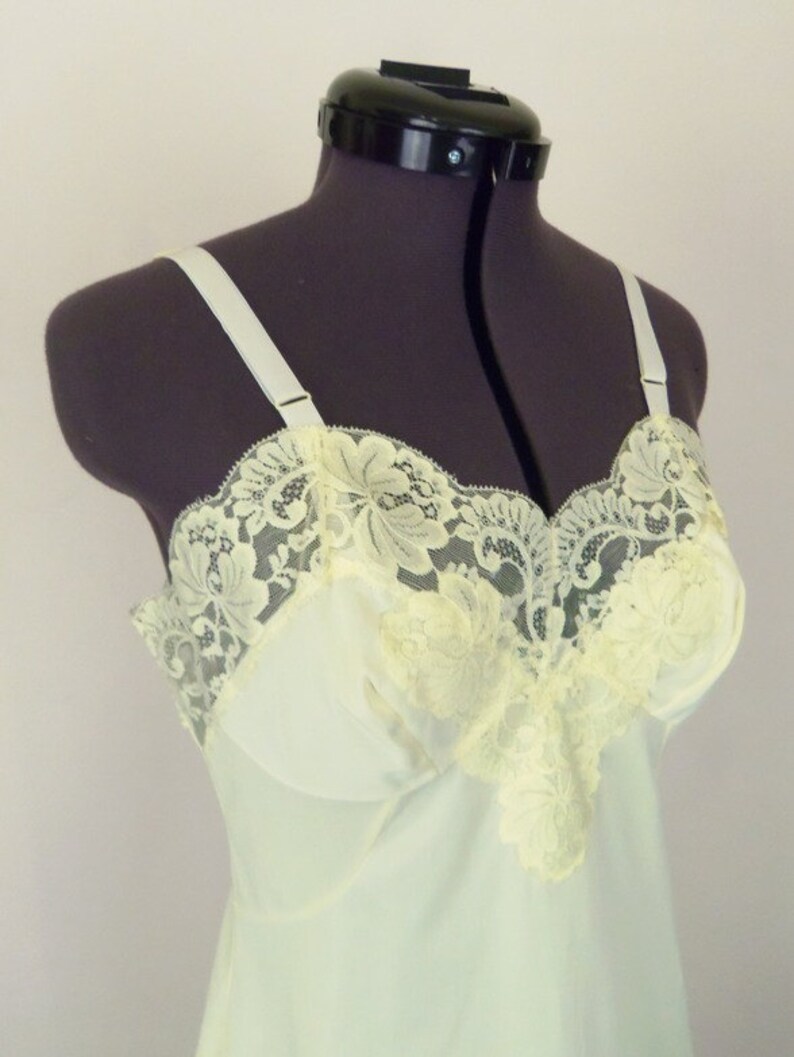 Vintage 60/'s Full Slip Pastel Yellow with Scalloped Lace Trim Size 32 Short
