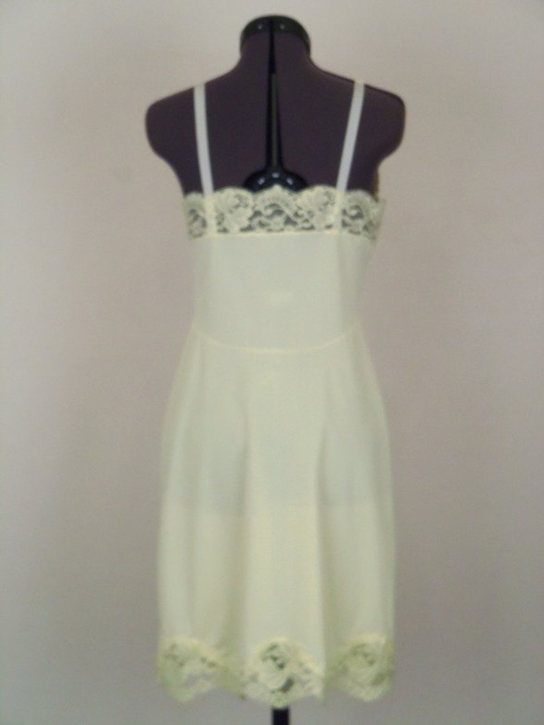 Vintage 60/'s Full Slip Pastel Yellow with Scalloped Lace Trim Size 32 Short