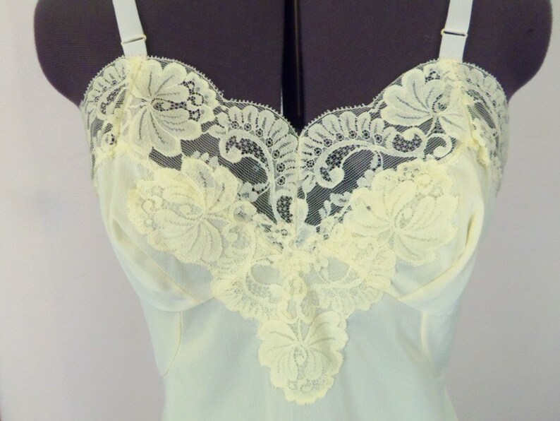 Vintage 60/'s Full Slip Pastel Yellow with Scalloped Lace Trim Size 32 Short