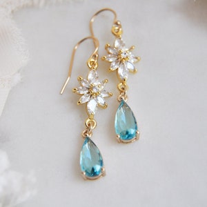 Pendientes de flores de oro, boda caprichosa, joyería nupcial boho, pendientes azules, algo azul, pendientes de lágrima, boda floral, damas de honor