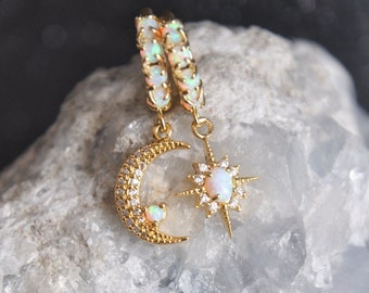 Opal oorbellen maan en ster, Opal Huggie-oorbellen, Opal Hoops, hemelse oorbellen, verjaardagscadeau voor haar, Polaris-oorbellen, afstudeercadeau