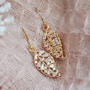 繊細な葉っぱのイヤリング、自然のイヤリング、ボヘミアンブライダルイヤリング、シンプルなイヤリング、ブライズメイドイヤリング、ゴールドフィルドイヤリング、花のイヤリング