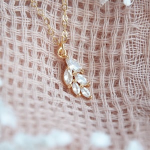 Collar de hoja dorada, collar nupcial bohemio, boda en el bosque, regalo para damas de honor, piedra natal de abril, delicado collar chapado en oro, joyería sencilla