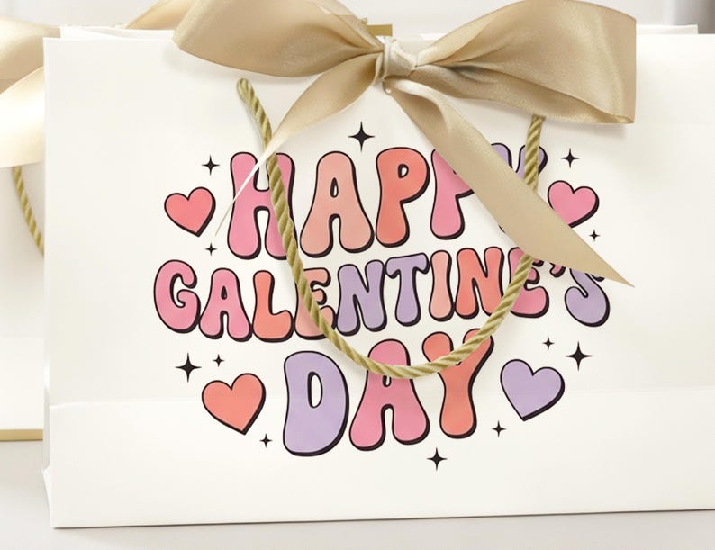 Pu&ograve; includere: Un sacchetto regalo bianco con la scritta "HAPPY GALENTINE'S DAY" in lettere rosa, pesca e viola. La borsa ha un fiocco di nastro dorato e manici in corda. Cuori rosa e viola e stelle nere decorano la borsa.