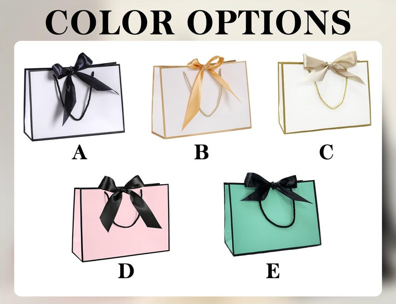 Pu&ograve; includere: L'immagine mostra cinque sacchetti regalo in vari colori: bianco, oro, rosa e verde acqua. Ogni sacchetto presenta un fiocco a contrasto e manici. Il testo "COLOR OPTIONS" &egrave; in alto. I sacchetti sono etichettati dalla A alla E.