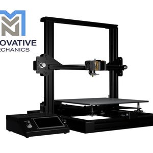 Può includere: Una stampante 3D nera con un piano di stampa rettangolare e un sistema a portale. La stampante ha un pannello di controllo con uno schermo e il testo "INNOVATIVE MECHANICS" con un logo blu e grigio.