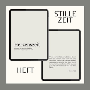 Op de afbeelding: Twee zwarte tablets met witte schermen worden weergegeven tegen een grijze achtergrond. De bovenste tablet leest "Herzenszeit" en de onderste tablet leest "HEFT". De tekst "STILLE ZEIT" staat boven de onderste tablet.