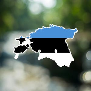 Può includere: Un adesivo a forma di mappa dell'Estonia, che presenta i colori della bandiera nazionale con strisce orizzontali blu, nere e bianche. L'adesivo ha un bordo bianco distinto che delinea la forma geografica del paese.