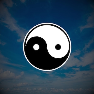 Op de afbeelding: Een cirkelvormig yin yang symbool met een zwarte en een witte helft, elk met een kleine stip in de tegenovergestelde kleur. De afbeelding is wit omlijnd en geplaatst tegen een diepblauwe lucht vol met verspreide witte wolken.