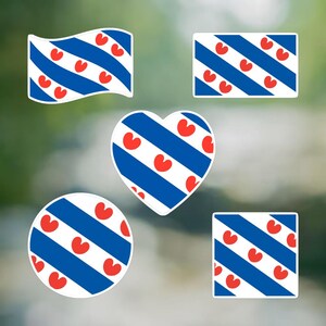 Op de afbeelding: Een verzameling van vijf stickers met het ontwerp van de Friese vlag, bestaande uit blauwe diagonale banen op een witte achtergrond met rode pompeblêden, gepresenteerd in golvende rechthoekige, rechthoekige, hartvormige en cirkelvormige vormen.