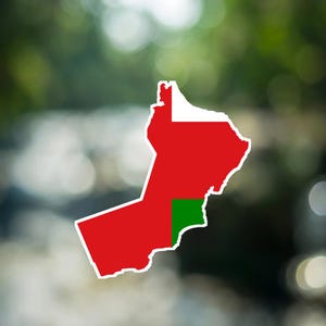 Op de afbeelding: Een sticker in de vorm van de kaart van Oman, met de nationale vlagkleuren rood, wit en groen. Het ontwerp bevat een witte horizontale streep aan de bovenkant, een groot rood gedeelte dat het grootste deel van de kaart beslaat en een groene horizontale streep rechtsonder, allemaal omlijnd met een dunne witte rand.