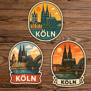 Könnte beinhalten: Drei runde Aufkleber mit Illustrationen von Köln, Deutschland. Jeder Aufkleber zeigt den Kölner Dom, eine Brücke und das Wort "KÖLN". Die Designs verwenden eine Palette aus Orange, Blau und Grün.