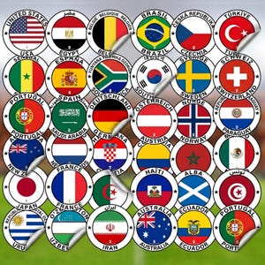 Op de afbeelding: Een verzameling ronde stickers met vlaggen van verschillende landen, waaronder de Verenigde Staten, Brazilië en Japan. Elke sticker heeft de naam van het land in een cirkelvormige rand. De stickers zijn gerangschikt op een groene achtergrond.