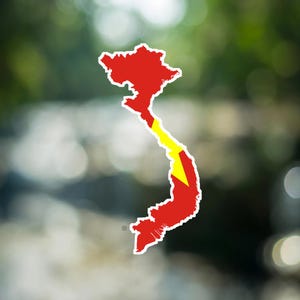 Può includere: Un adesivo a forma di mappa del Vietnam, caratterizzato da uno sfondo rosso pieno con una stella gialla prominente al centro. Il contorno della mappa è definito da un bordo bianco spesso, che crea un netto contrasto.