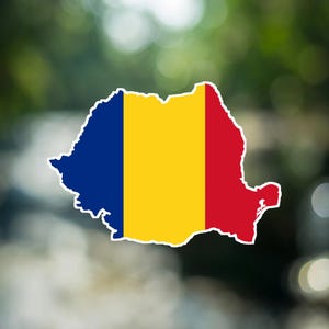 Può includere: Un adesivo a forma di mappa della Romania, che presenta i colori della bandiera nazionale con strisce verticali blu, gialle e rosse. L'adesivo ha un sottile bordo bianco che delinea la forma geografica irregolare del paese.
