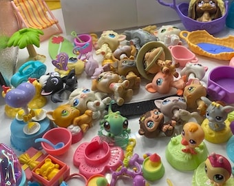 Set enorme di personaggi e accessori Littlest Pet Shop LPS, oltre 110 pezzi.
