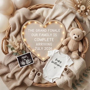 Może przedstawiać: Tablica w kształcie serca z napisem "THE GRAND FINALE OUR FAMILY IS COMPLETE ARRIVING JULY 2026" otoczona jest światełkami. Białe body z napisem "Baby Williams", pluszowy miś, buciki dziecięce i zdjęcie USG znajdują się w wiklinowym koszu.