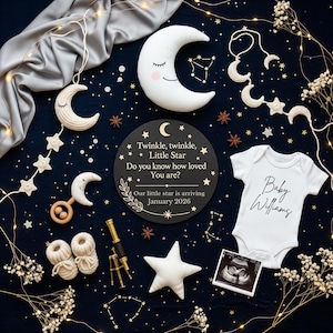 Puede incluir: Anuncio de bebé con temática celestial con un body blanco, un letrero de madera con texto y una ecografía. El letrero dice "Twinkle, twinkle, Little Star" y anuncia una llegada en enero de 2026. Lunas y estrellas decorativas están dispersas.