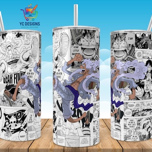Puede incluir: Tres vasos de acero inoxidable con pajitas, cada uno con un diseño estilo manga en negro, blanco y tonos morados. El diseño incluye poses de acción y texto del manga. Los vasos son cilíndricos y están sobre una superficie de madera.
