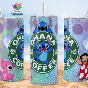 Puede incluir: Un vaso con un diseño del personaje Stitch de Lilo & Stitch. El vaso tiene un fondo de purpurina azul claro y morado con las palabras "OHANA COFFEE" e ilustraciones de Stitch. Una pajita está insertada en la tapa.