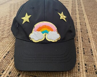Sombrero de arcoíris y estrellas