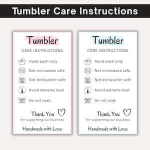 Puede incluir: Dos tarjetas rectangulares con instrucciones de cuidado del vaso. Las tarjetas tienen un borde rosa y azul, con la palabra "Tumbler" en la parte superior. Las instrucciones incluyen lavar a mano, no apto para microondas, no apto para lavavajillas, evitar el calor extremo y no remojar.