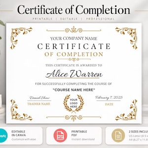 Può includere: Un modello di certificato di completamento bianco con decorazioni dorate agli angoli e testo nero. Il documento include segnaposto per nome, titolo del corso, nome del formatore, data e logo, con dimensioni di 21,0 per 29,7 cm indicate sotto.