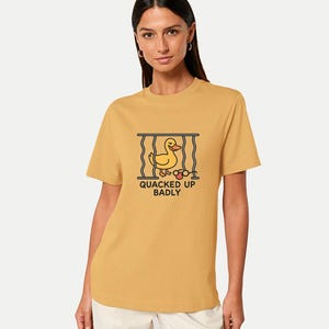Diseño de camiseta caprichoso de la cárcel de patos "Quacked Up Badly"
