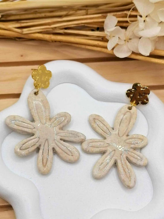 Beige Flower Earrings – Modern Daisy – Polymer Clay Flower – Shiny UV Resin – Minimalist Floral Jewelry – Women’s Gift