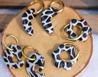 Black and white animal motif earrings – Gold hoops – Polymer clay and UV resin – Modern women’s jewelry