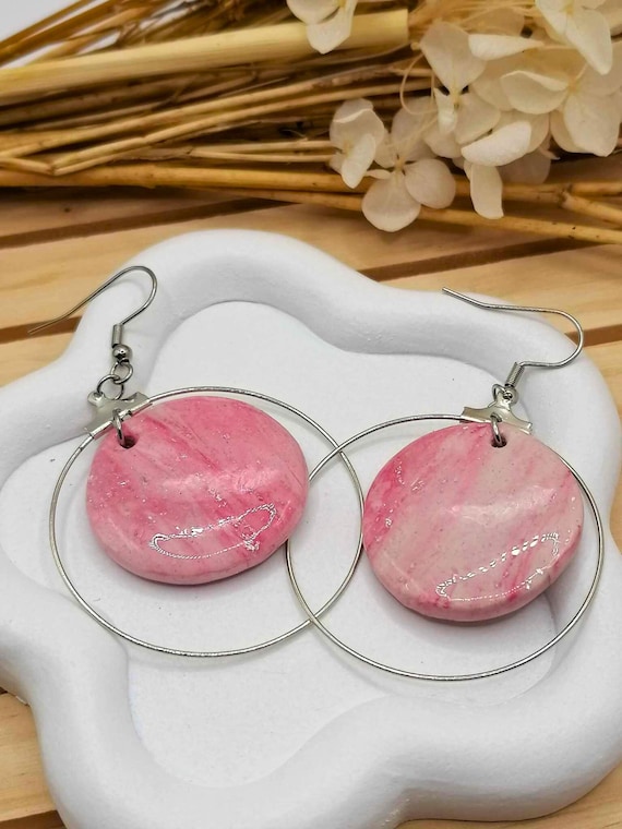 Pastel pink marbled and modern silver circle earrings – UV resin – Silver rings & polymer discs – Elegant women's jewelry