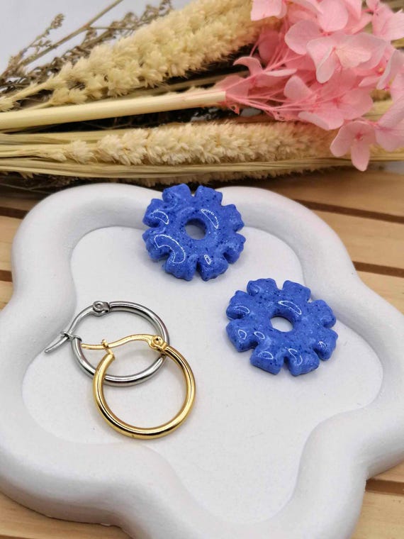 Interchangeable earrings with intense blue floral shapes – Light & bold – unique handmade – Women’s gift